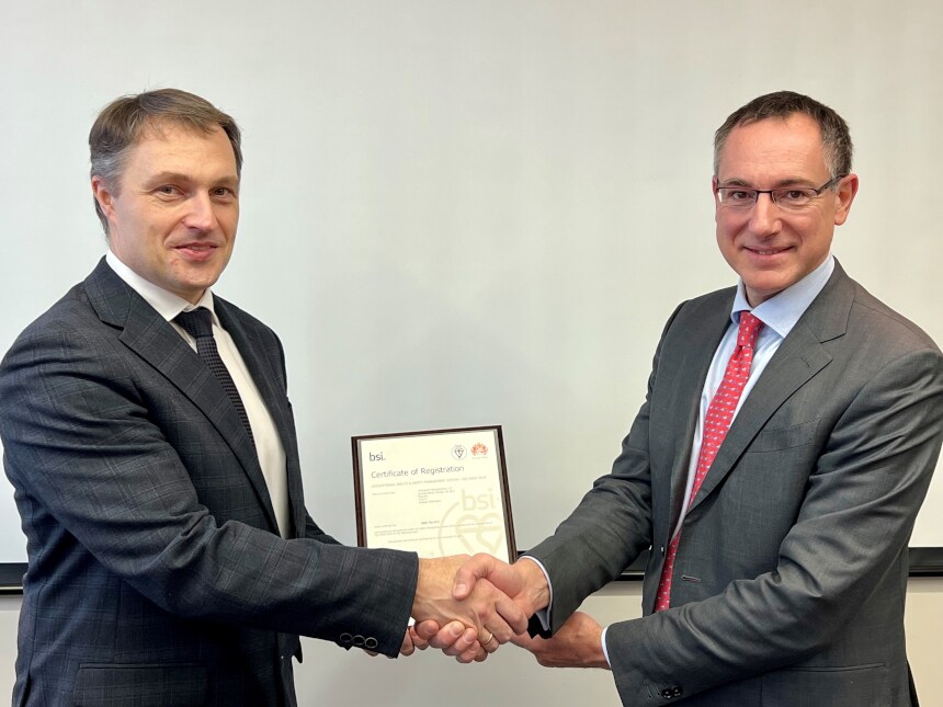 Директор по охране труда, промышленной безопасности и экологии Nordgold Игорь Клеев и генеральный директор BSI MS CIS Давид Фардель. Фото: Nordgold